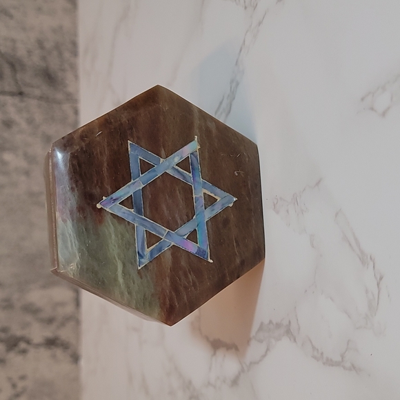 Vintage Star of David Mother of Pearl inlay Soapstone trinket box - Picture 2 of 4